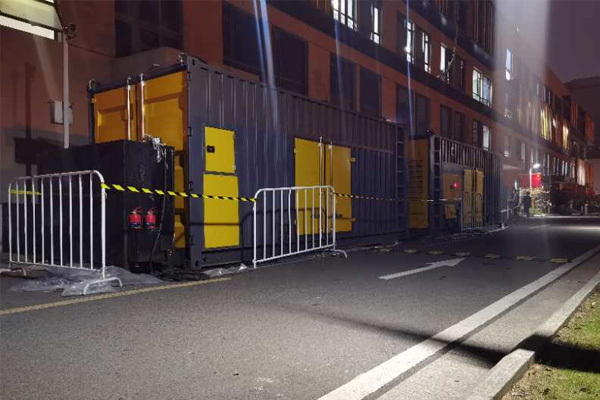 靖宇柴油发电机组的输出电压是如何调节的？