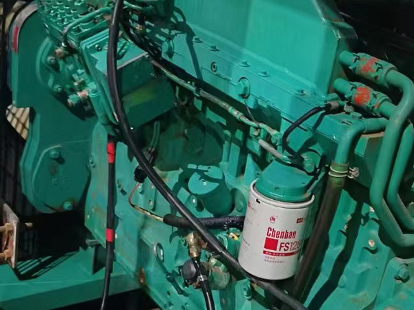 靖宇如何确定新的发电机组控制系统是否与原系统兼容？